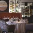 Elegantes Restaurant mit gedeckten Tischen und Weinflaschen an der Wand