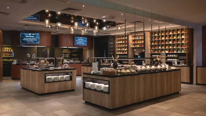 Modernes Buffetrestaurant mit Holztheken und dekorativen Lampen