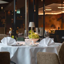 Eleganter gedeckter Tisch in einem stilvollen Restaurant