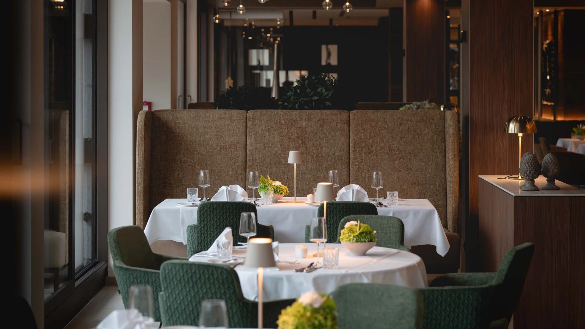 Elegantes Restaurant mit gedeckten Tischen und moderner Beleuchtung