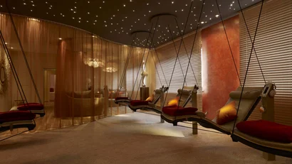 Entspannungsraum mit schwebenden Liegesesseln und Sternenhimmelbeleuchtung