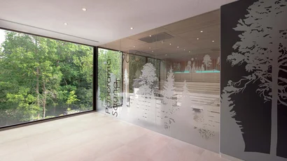 Moderner Panorama-Saunaraum mit Glaswand und Waldblick