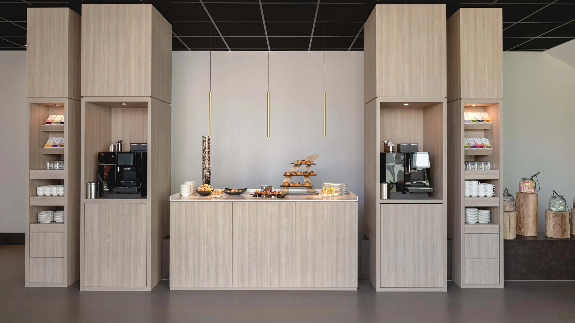 Moderne Kaffeestation mit Gebäck und Snacks in hellem Holzdesign
