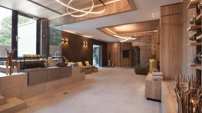 Moderner Spa-Eingang mit Holzverkleidung und dekorativen Lichtringen