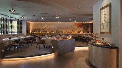 Modernes Restaurant mit gedeckten Tischen und stimmungsvoller Beleuchtung