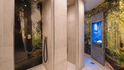 Moderner Duschbereich mit Waldtapete und Steinwandbeleuchtung