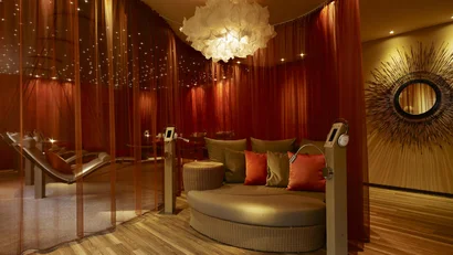 Gemütlicher Lounge-Bereich mit Ledercouch und dekorativem Spiegel