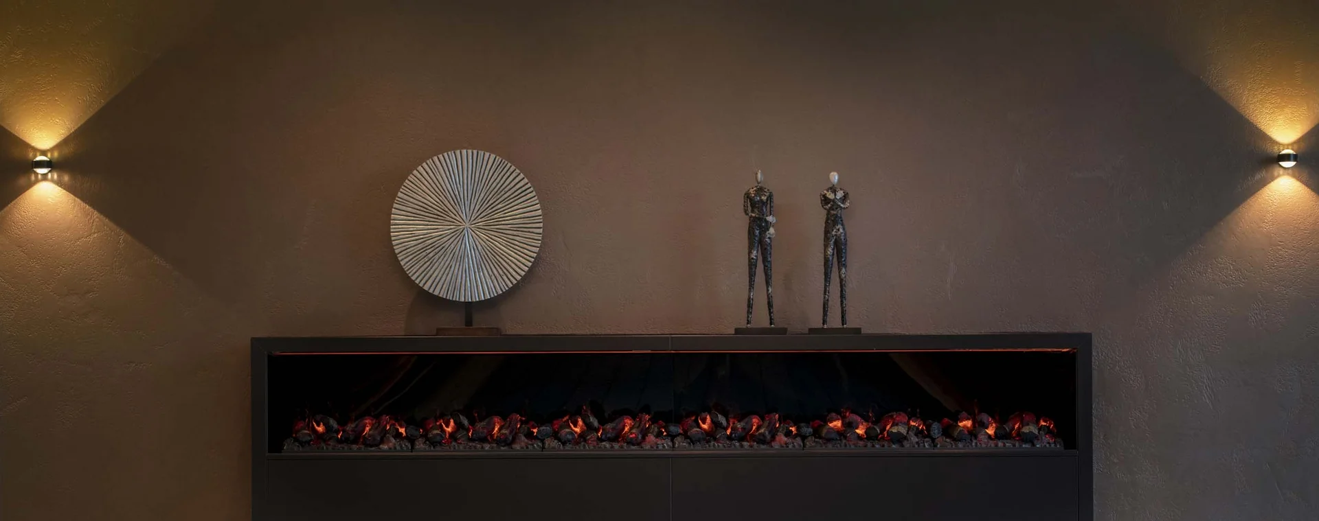 Land & Golf Hotel Stromberg Moderner Kamin über einem beleuchteten Innenpool mit Wanddekoration