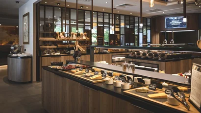 Buffet mit verschiedenen Käsesorten und Aufstrichen in modernem Restaurant