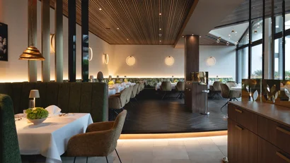 Elegantes Restaurant mit modernem Interieur und gedeckten Tischen