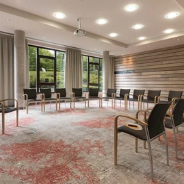 Leerer moderner Besprechungsraum mit Stühlen im Kreis