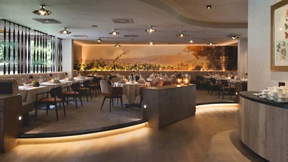 Modernes Restaurant mit stilvoll gedeckten Tischen und warmem Licht