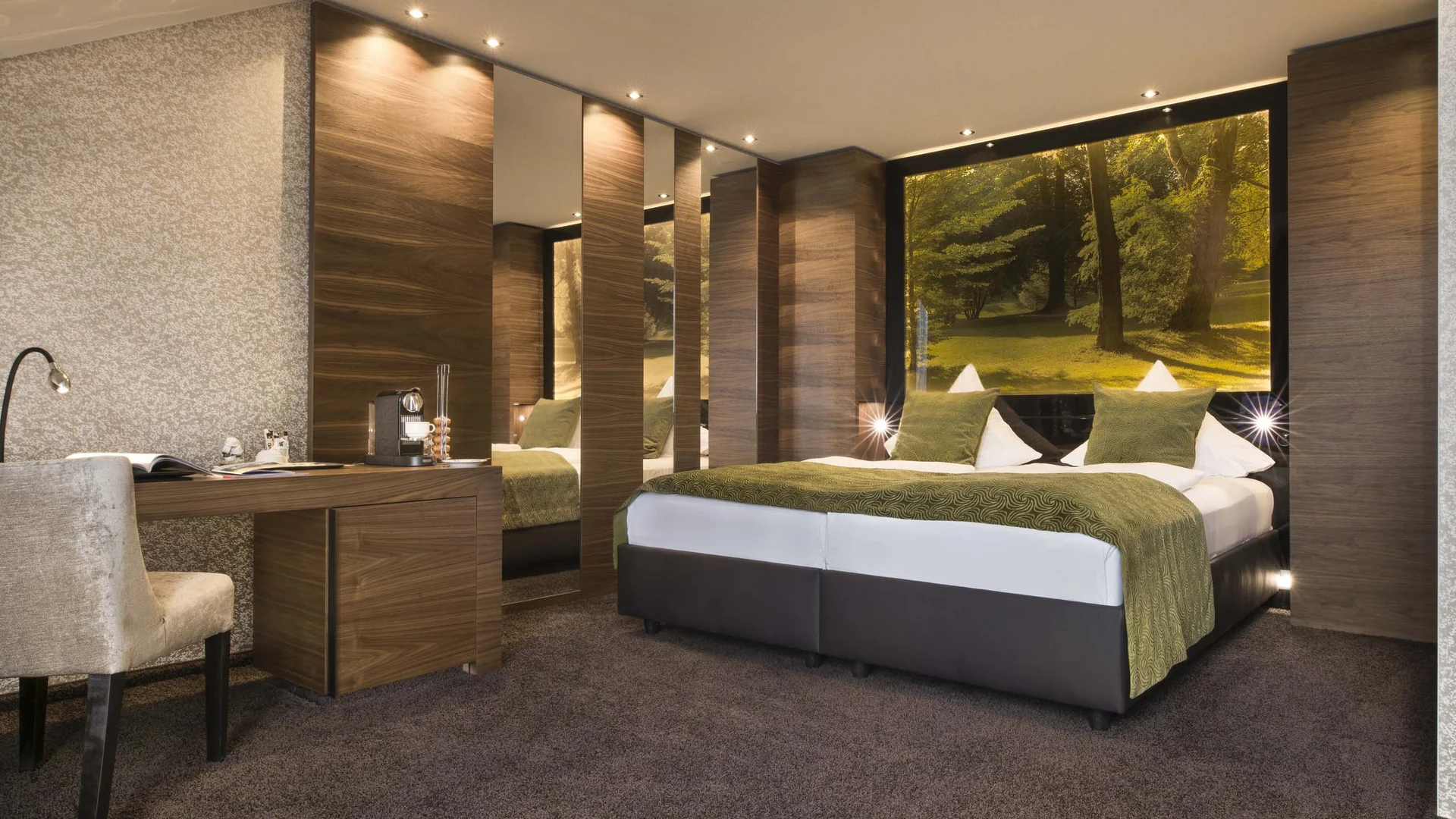 Modernes Schlafzimmer mit grünem Bett und Naturfoto an der Wand