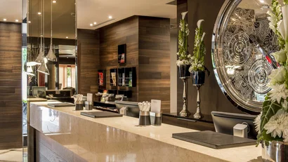 Moderner Hotellobby-Empfang mit großem dekorativem Wand-Clock