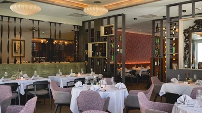 Elegantes Restaurant mit gedeckten Tischen und moderner Dekoration
