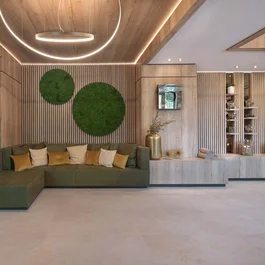 Moderner Wartebereich mit grünem Sofa und Wanddekoration aus Moos