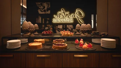 Vitrine mit verschiedenen Kuchen und Dessertplatten in einem Restaurant