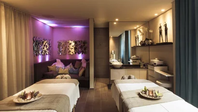 Moderne Spa-Behandlungsräume mit Massagebetten und entspannter Beleuchtung