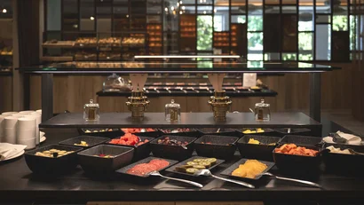 Buffet mit verschiedenen frischen Früchten und Gewürzen in Schalen