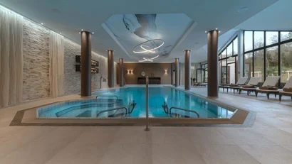 Moderner Innenpool mit Spa-Bereich in eleganter Umgebung