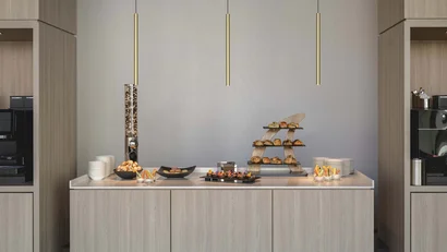 Buffet mit verschiedenen Gebäckstücken und Snacks in modernem Raum