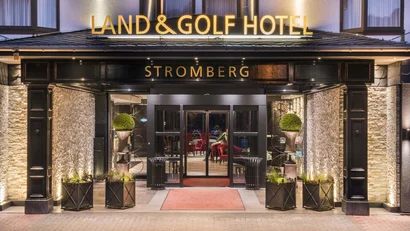 Eingang des Land & Golf Hotels Stromberg bei Nacht