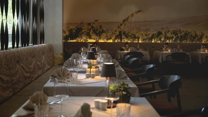 Elegantes Restaurant mit gedeckten Tischen und gedämpfter Beleuchtung